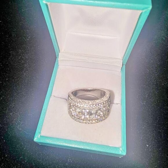 Bella Luce for Vanna kay gorgeous wedding band ,worn just a few times !!!! - Picture 1 of 2